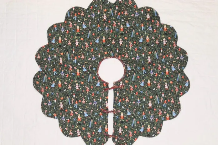 PDF Pattern - Scalloped Tree Skirt | Madswick